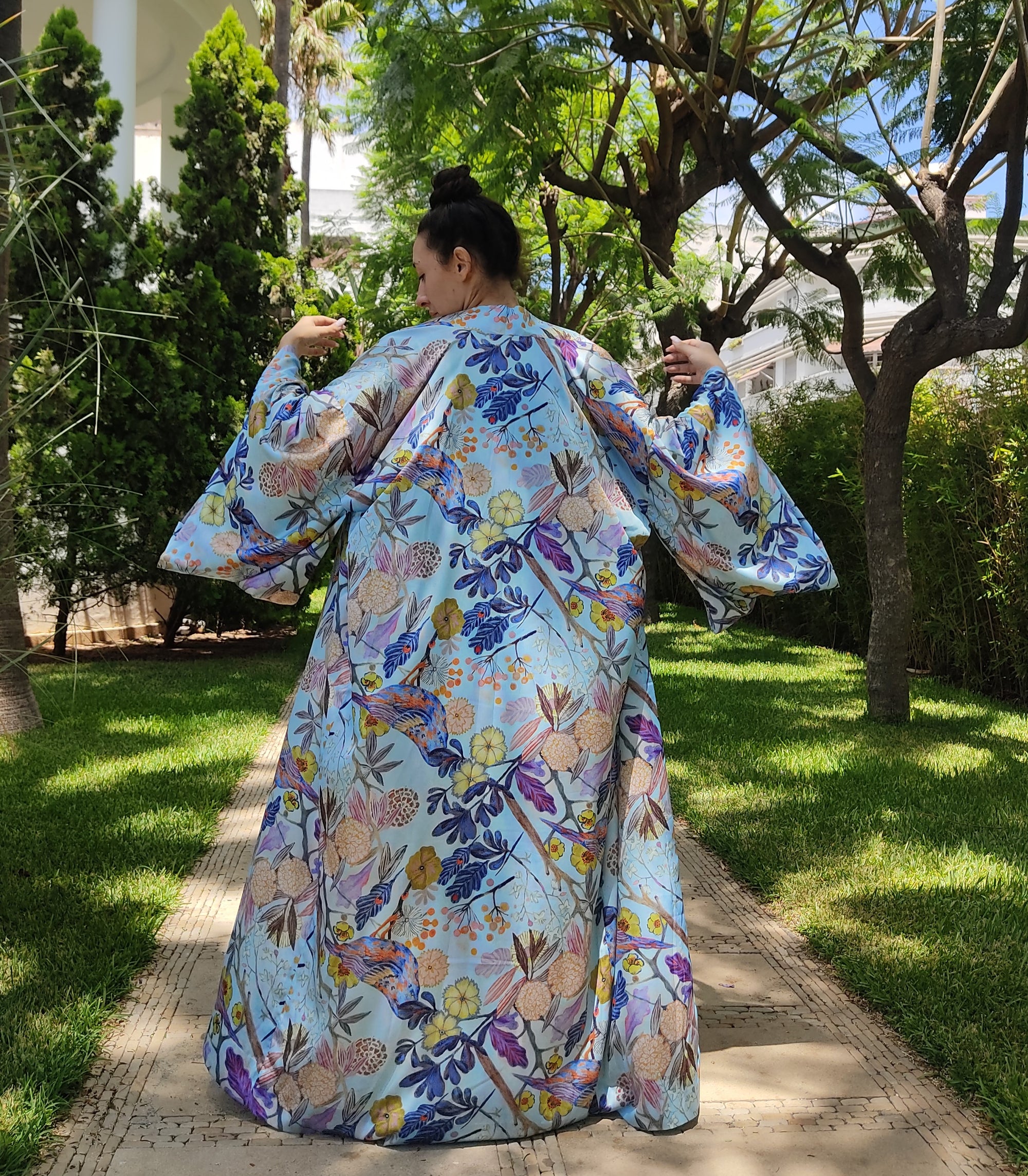 Kimono japonais en soie bleu ciel imprimée à motifs abstraits multicolores